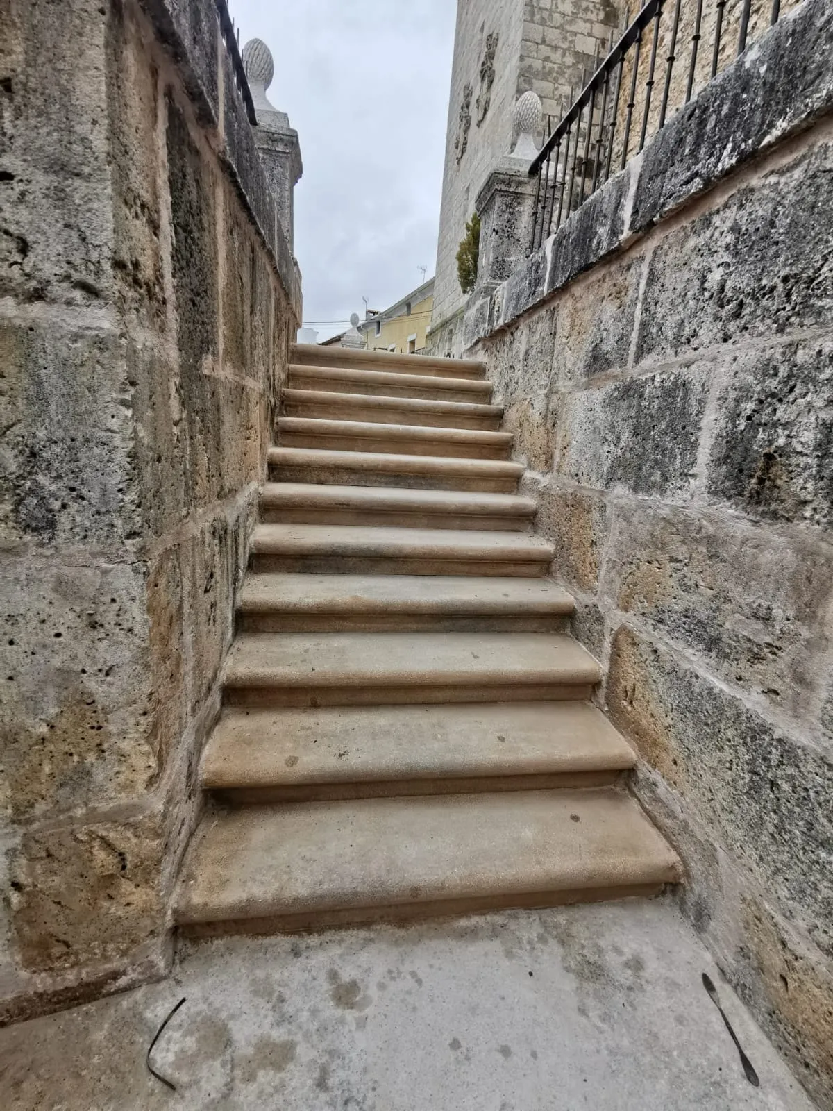 Escalera de piedra en Guadalajara